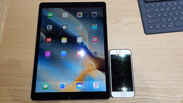 A comparison between iPad Pro and iPhone 6 during the Apple event at the Bill Graham Civic Auditorium in San Francisco on September 9, 2015. (Liu Zheng/ chinadaily.com.cn)