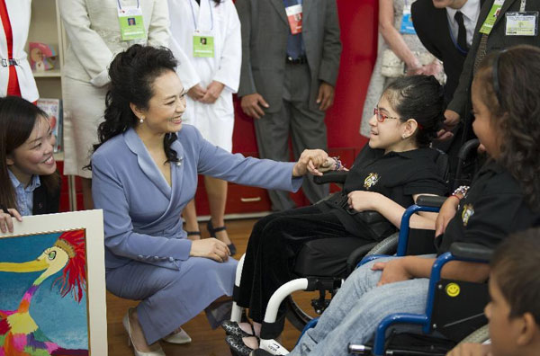 China's first lady Peng Liyuan visits the National Children's Hospital of Costa Rica, accompanied by Emilce Miranda, mother of Costa Rican President Laura Chinchilla, in San Jose, June 3, 2013. (Photo/Xinhua)