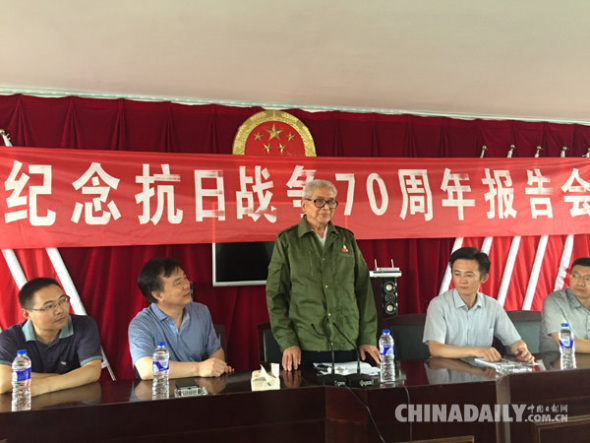 Xu Yingquan, center, shares his story about the War of Resistance against Japanese Aggression in Rugao, Jiangsu province, June 13, 2015. [Photo: chinadaily.com.cn/by Liu Mengyang)