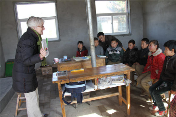 Melissa Kay Smith brings books and hope to children in poverty-stricken mountain areas in southern Ningxia Hui autonomous region. (Photo provided to China Daily)