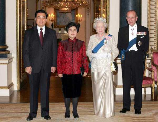 Then-President Hu Jintao and first lady Liu Yongqing are welcomed by Queen Elizabeth II and her husband, Prince Philip, in London, Nov 8, 2005. (Photo/Xinhua)