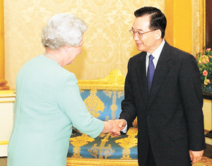 Britain's Queen Elizabeth II receives then-Chinese Premier Wen Jiabao at Buckingham Palace in London, May 11, 2004. (Photo/Xinhua)