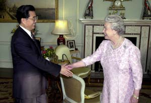 Then-Chinese Vice-President Hu Jintao is welcomed by Britain's Queen Elizabeth II at Buckingham Palace in London, Oct 30, 2001. (Photo/Xinhua)