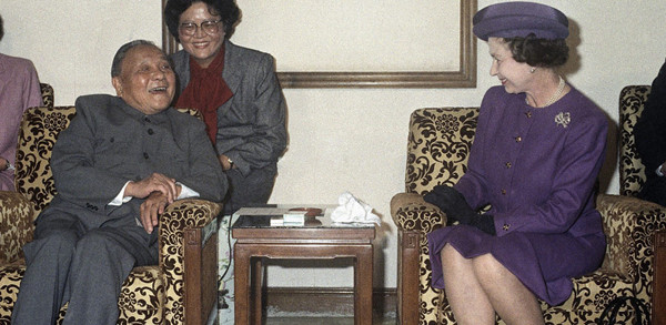 Top leader Deng Xiaoping (L) meets with visiting Queen Elizabeth II in Beijing during the queen's trip to China in October 1986.  PROVIDED TO CHINA DAILY