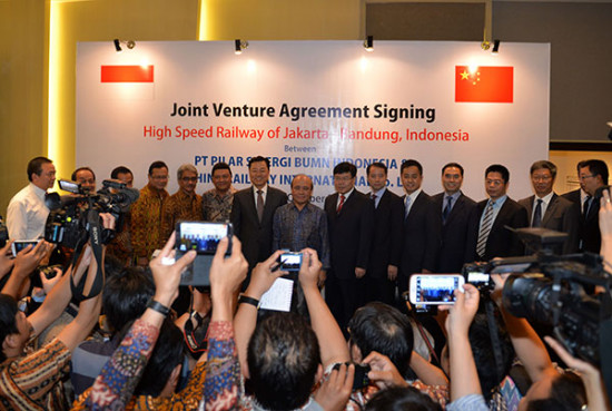 Indonesian and Chinese officials pose for photographs at the joint venture agreement-signing ceremony for the high-speed railway line between Jakarta and Bandung in Jakarta on Friday. (Photo/Xinhua)