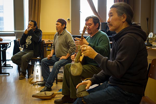 Members of the band Huun Huur Tu from Tuva Republic introduce their music to students of the Shanghai Conservatory of Music. (Photo by Gao Erqiang/China Daily)