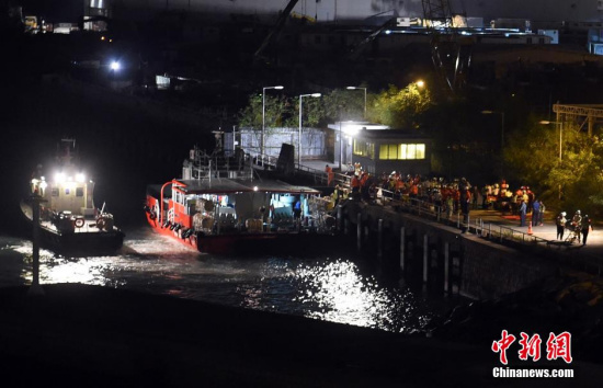 A ferry sailing from Macao to Hong Kong hits an object in the waters on Oct. 25, 2015. (Photo: China News Service/Zhang Yu)