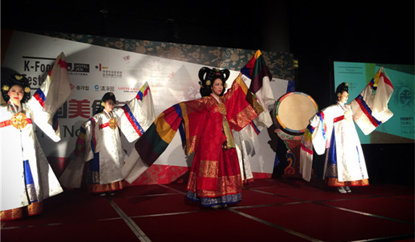 Aemi Arts Group from Korea presents a traditional Korean performance during the opening ceremony. (Photo provided to chinadaily.com.cn)