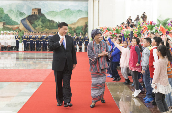 Chinese President Xi Jinping welcomes Liberian President Ellen Johnson Sirleaf at the Great Hall of the People in Beijing, Nov 3, 2015. (Photo/Xinhua)