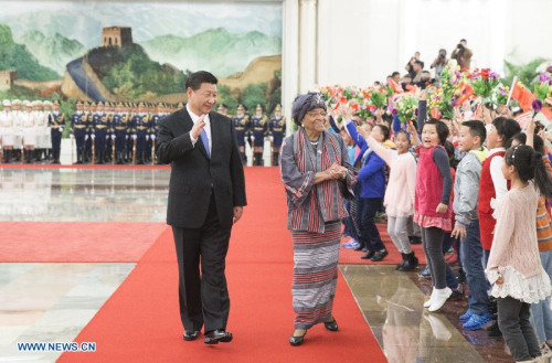 Chinese President Xi Jinping (L) holds a welcoming ceremony for his Liberian counterpart Ellen Johnson-Sirleaf before their talks in Beijing, capital of China, Nov. 3, 2015. (Photo: Xinhua/Huang Jingwen)