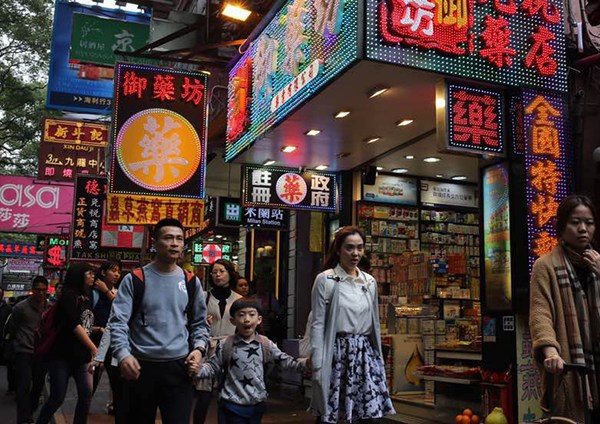 Tourists from the mainland visit Hong Kong.(Photo by Edmond Tang/China Daily)