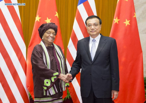 Chinese Premier Li Keqiang (R) meets with Liberian President Ellen Johnson-Sirleaf at the Great Hall of the People in Beijing, capital of China, Nov. 5, 2015.(Photo: Xinhua/Huang Jingwen)