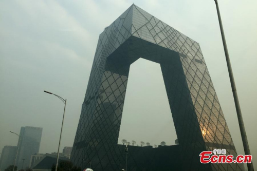 A road is shrouded in heavy smog in Beijing on November 4, 2015. Beijing issued a yellow alert for pollution on Wednesday, due to the heavy smog that had been shrouding the capital since the morning.(Photo: China News Service/Jin Shuo)