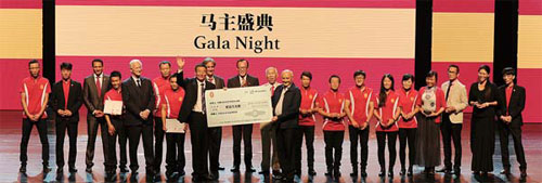 China Horse Club representative Owen Glenn (10th from right) presents a check worth 200,000 yuan ($31,496) to the Inner Mongolia Agriculture University with CHC Chairman Teo Ah Khing (standing behind the check) and President of the International Federation of Horseracing Authorities Louis Romanet (fifth from left). (Photo Provided to China Daily)