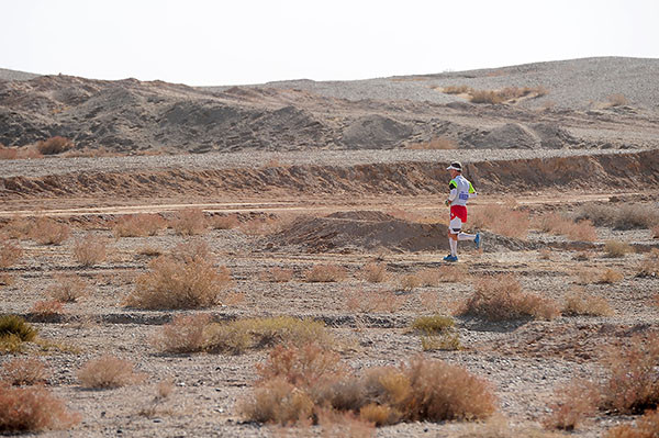 Competitors at the gobi Gobi ultra-marathon in Jiuquan, Gansu province on Nov 8, 2015. (Photo/chinadaily.com.cn)