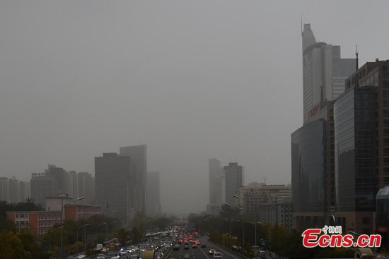 A road is shrouded in heavy smog in Beijing on November 10, 2015. Smog and fog enveloping the city has cut visibility to as low as 500 meters. Beijing issued a yellow alert for pollution on Monday evening. (Photo: China News Service/Jin Shuo)