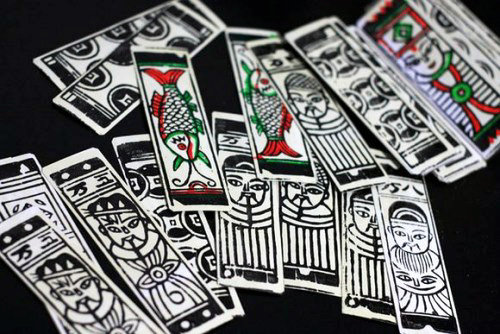 Leaf game cards, which are all no bigger than a leaf. (Photo/Xinhua)