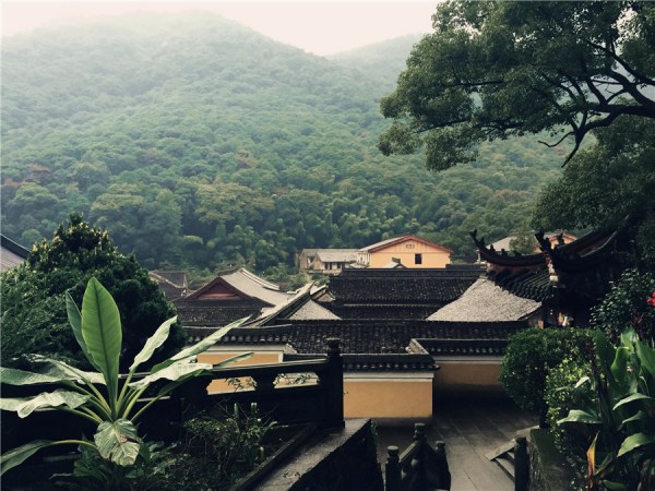 An overview of temples in the Tiantong scenic spot. (Photo: chinadaily.com.cn/Ruan Fan)