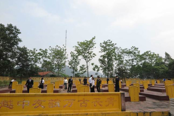 In the 1960s, many Chinese people who fought for the country's independence and sacrificed their lives came to Vietnam. The photo shows a cemetery in Vietnam where Chinese martyrs who assisted Vietnam's independence cause in 1960s are buried. (Photo by Wang Jian/China Daily)