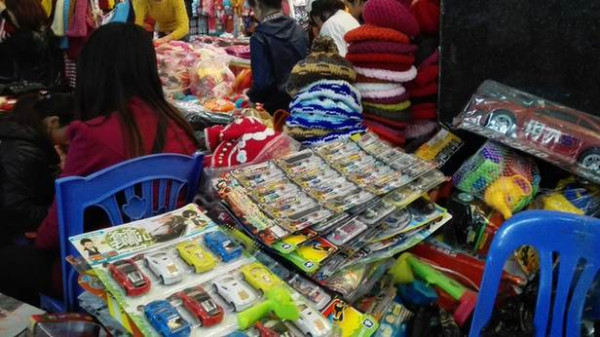 Toys printed with Chinese characters "Where are you going, dad" are seen on a stall in Hanoi's largest wholesale and retail market. "Made in China" toys are a common sight here. (Photo by Wang Jian/China Daily)