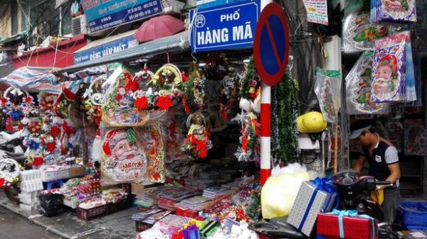 Shops sell Christmas decorations in Hanoi just several days before the Christmas in 2014. Most of the items in the stores were imported from Chinese mainland, and some are from Chinese-Vietnam joint venture enterprises. (Photo by Wang Jian/China Daily)