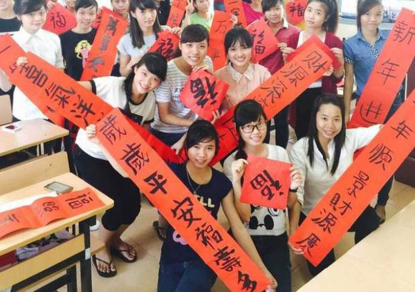 Students from Hung Vuong University in Vietnam and China's Yunnan province show off their work in a calligraphy contest. Vietnam had been using Chinese characters for a long time. Now it is a popular foreign language in Vietnam. (Photo provided to China Daily)