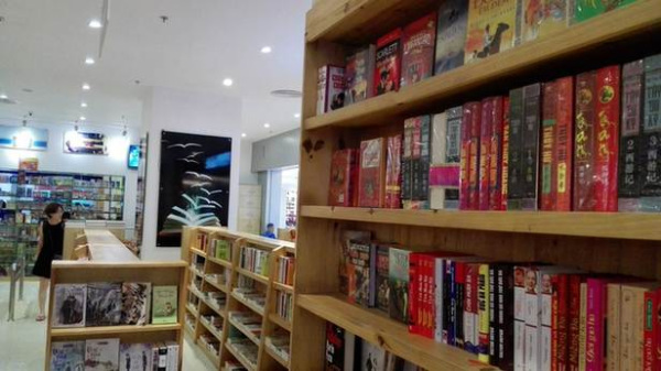 Chinese novels are popular in Vietnam. A bookstore in Hanoi has Chinese classical novels on its shelves, such as "Journey to the West", "A Dream in of Red Mansions", "Romance of the Three Kingdoms". (Photo by Wang Jian/China Daily)