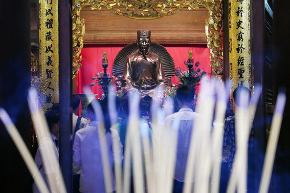 Temple of Literature (Confucius Temple) in Hanoi was first built in 1070 by Vietnamese emperor Ly Thanh Tong who advocated Confucianism. All members of the imperial house throughout Vietnamese history have studied here since then. (Photo from Vietnamese media)