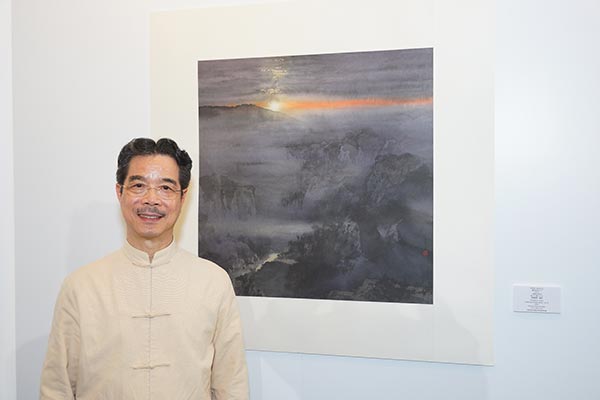 Artist He Baili and his painting Dawning of Hope series C no.12. (Photo provided to China Daily)