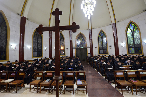 Seminarians read the Bible during evening prayers at the National Seminary of the Catholic Church in Beijing. (Photo by Wei Xiaohao/China Daily)