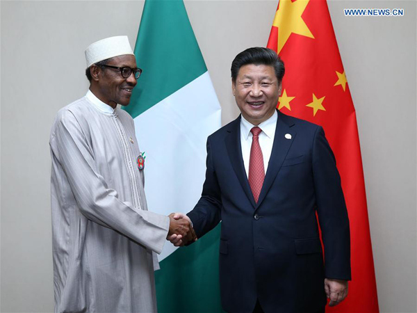 Chinese President Xi Jinping (R) meets with Nigerian President Muhammadu Buhari in Johannesburg, South Africa, Dec. 4, 2015. (Xinhua/Pang Xinglei)