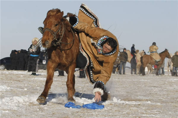 Winter nadam in Xilin Gol League, the Inner Mongolia autonomous region, features a variety of folk sports like horse racing, wrestling and rodeos.