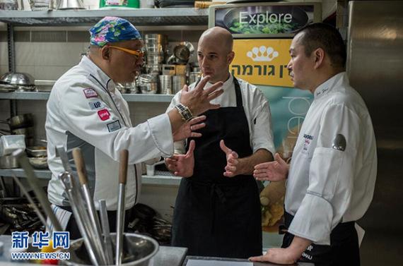 Chef Chen Qing(L) passes along culinary secrets. (Photo/Xinhua)