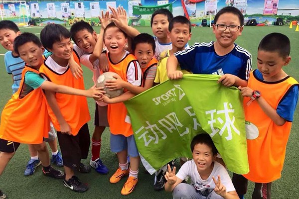  group of children pose for the camera during a training session organized by Sport8 in Beijing. (Photo provided to China Daily)