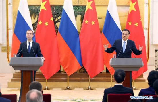 Chinese Premier Li Keqiang (R) and Russian Prime Minister Dmitry Medvedev meet the press after the 20th China-Russia Prime Ministers' Regular Meeting in Beijing, capital of China, Dec. 17, 2015. (Photo: Xinhua/Yao Dawei)