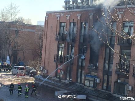 Photo posted on Weibo indicates smoke rising from a lab in Tsinghua University, Dec 18, 2015. (Photo/Sina Weibo of CCTV)