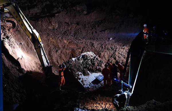 Rescuers work at the landslide site of an industrial park in Shenzhen, south China's Guangdong Province, Dec. 20, 2015.(Photo/Xinhua)