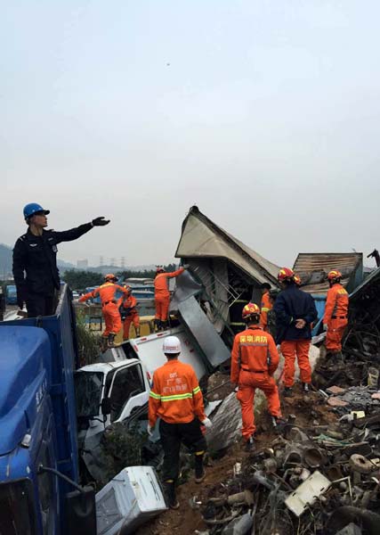 Rescuers work at the fatal landslide site in Shenzhen as strong signals of life were detected on Monday.(Photo by Chai Hua/chinadaily.com.cn)