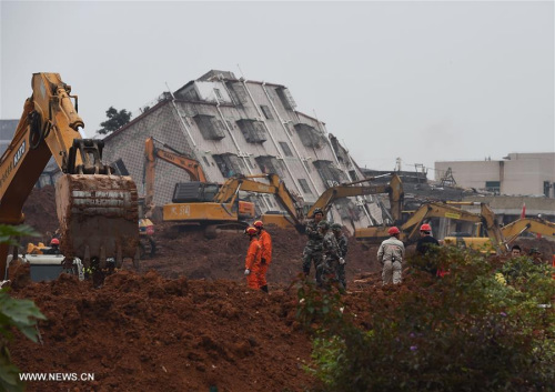 Rescuers search for trapped people at the landslide site in Shenzhen, south China's Guangdong Province, Dec. 21, 2015.  (Xinhua/Jin Liangkuai)