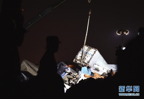 Rescuers search for trapped people at the landslide site of an industrial park in Shenzhen, South China's Guangdong Province, Dec. 21, 2015. (Photo/Xinhua)