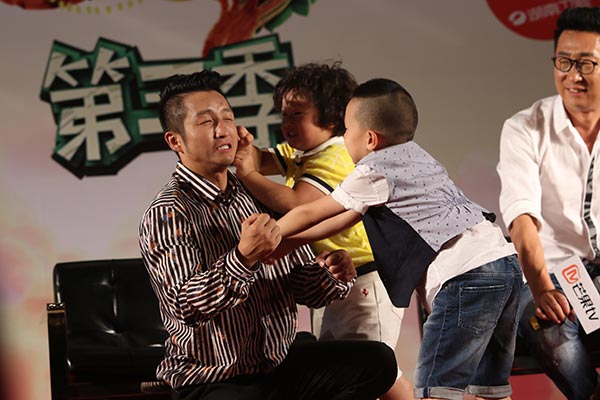 Zou Shiming (left), a former professional boxer and Olympic champion, and Lin Yongjian (right), a TV series actor, with their sons, in the season 3 of Dad, Where Are We Going? (Provided to China Daily)