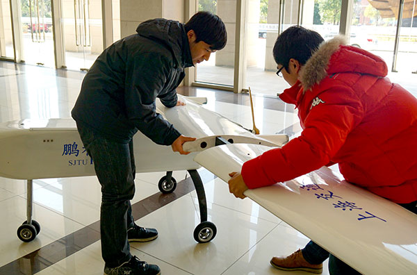 Researchers at Shanghai Jiao Tong Univeristy assemble an unmanned aerial vehicle to monitor the concentration of PM2.5 in the atmosphere.(Photo/China Daily)