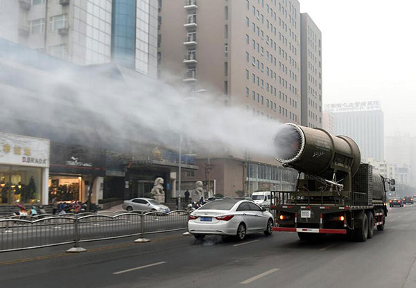 An anti-smog "cannon" appears in the street of Zhengzhou, central China's Henan province on Jan 6, 2015. (Photo/CNS)