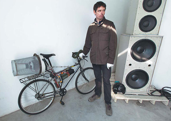 Matt Hope and his homemade-in-China bicycle at his Caochangdi studio in Beijing. (Photo/China Daily)