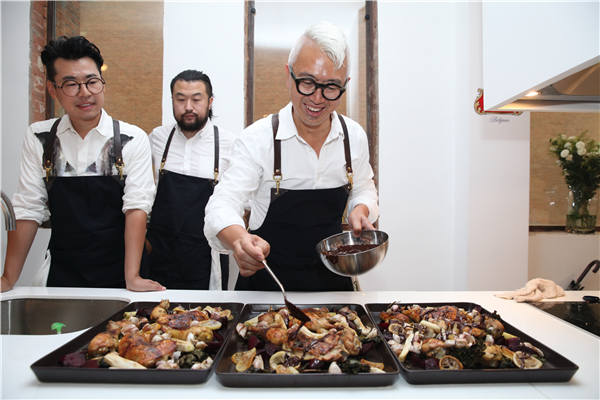 Craig Au Yeung Ying Chai (right) from Hong Kong is in Beijing to design a set Christmas menu to match Stella Artois' beers. (Photo/China Daily)