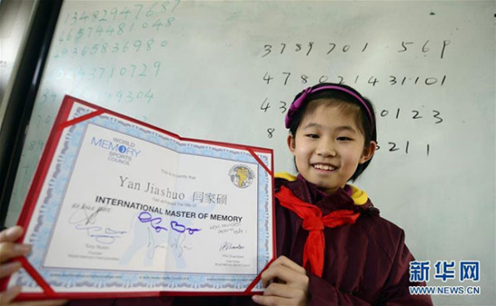 Yan Jiashuo, 10, displays her certificate of 'International Master of Memory' at Yanliu primary school in Jinan city, Shandong province, on Dec 21, 2015. Yan becomes the world's youngest contestant to receive the award after she correctly remembered 1,080 irregular figures within an hour and 646 cards in random order. She scored more than 3,000 points in 10 sub-categories at the 24th World Memory Championships in Chengdu, Sichuan province, on Dec 18. (Photo/Xinhua)