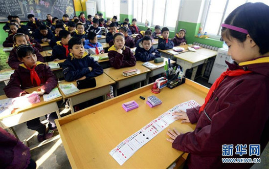 Yan Jiashuo remembers a pack of cards in random order within two minutes, in Jinan city, Shandong province, on Dec 21, 2015. Yan is the youngest among the more than 200 Master of Memory around the globe, and 90 contestants who were awarded the title of International Master of Memory in this year's championships. (Photo/Xinhua)