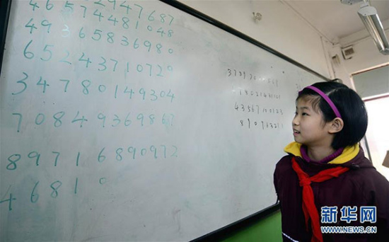 Yan Jiashuo remembers irregular figures in Jinan city, Shandong province, on Dec 21, 2015. The World Memory Championships, which has taken place every year since 1991, is a competition of mental sports in which competitors memorize as much information as possible within a given period of time. (Photo/Xinhua)