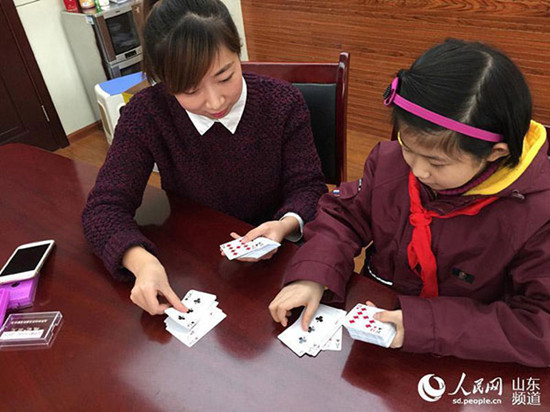 Yan Jiashuo remembers a pack of cards in random order. (Photo/people.cn)