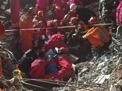 Rescuers try to pull out a survivor Wednesday. Photo/Weibo